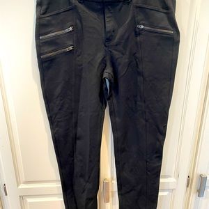 Athletes Moro pants with zipper detailing